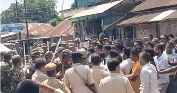 త్రిపురలో మాణిక్ సర్కార్ కారుపై బిజెపి మూకల దాడి..
​- బముటియాలోని కాళీబజార్‌లో మాజీ ముఖ్యమంత్రి కాన్వాయ్‌ అడ్డగింత
-  ఖండించిన సిపిఎం పొలిట్‌బ్యూరో సభ్యుడు జితేంద్ర చౌధరి
​ image 1