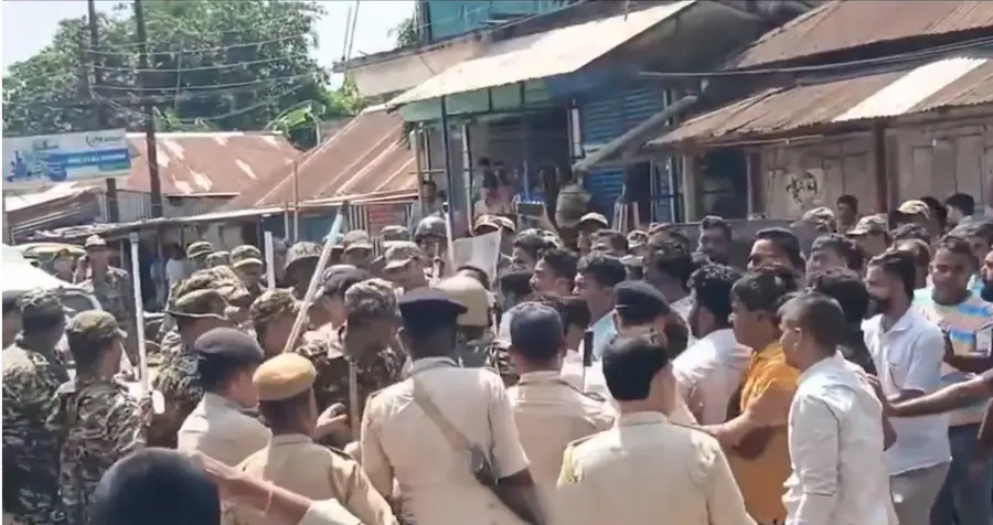త్రిపురలో మాణిక్ సర్కార్ కారుపై బిజెపి మూకల దాడి..
- బముటియాలోని కాళీబజార్లో మాజీ ముఖ్యమంత్రి కాన్వాయ్ అడ్డగింత
- ఖండించిన సిపిఎం పొలిట్బ్యూరో సభ్యుడు జితేంద్ర చౌధరి
image 1