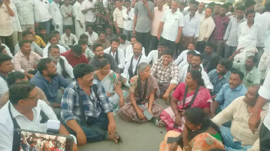 జమ్మలమడుగులో ఉద్రిక్తత
- వైసిపి వాహనాలపై రాళ్ల దాడులు image 1