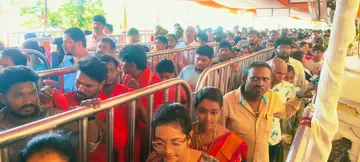 ఇంద్రకిలాద్రి కిటకిట image 2