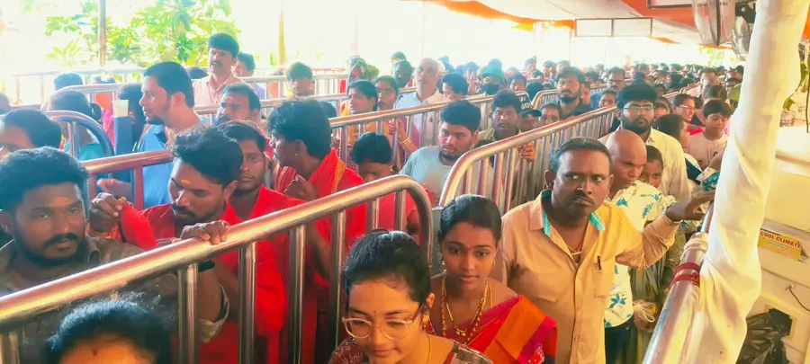 ఇంద్రకిలాద్రి కిటకిట image 2