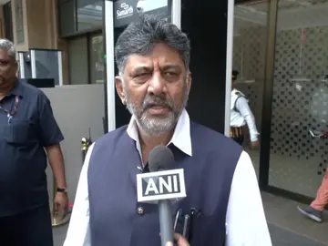ఓటు హక్కు అనేది కేవలం రాజకీయ అధికారం మాత్రమే కాదని, అది ప్రతి పౌరుడి జీవించే హక్కుతో సమానమని కర్ణాటక ఉప ముఖ్యమంత్రి డీకే శివకుమార్ పేర్కొన్నారు.