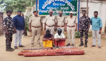 5 ఎర్రచందనం దుంగలు స్వాధీనం : ఇద్దరు స్మగ్లర్లు అరెస్ట్