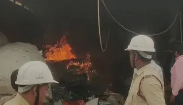 Fire at a scrap shop due to a short circuit.