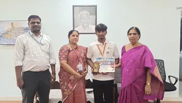 గేట్స్ విద్యార్థిని అభినందిస్తున్న కరస్పాండెంట్ వీకే.పద్మావతమ్మ, తదితరులు