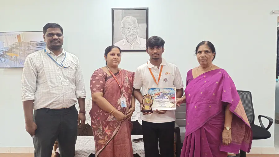గేట్స్ విద్యార్థిని అభినందిస్తున్న కరస్పాండెంట్ వీకే.పద్మావతమ్మ, తదితరులు
