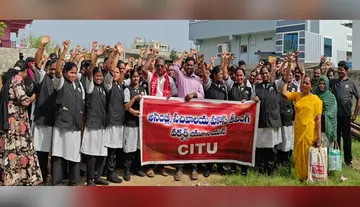 No salary hikes for years? – Housekeeping workers protest in the capital.