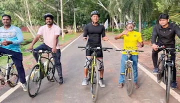 రాష్ట్ర డైరెక్టర్ జనరల్ ఆఫ్ పోలీస్ (డిజిపి) మాదిరెడ్డి ప్రతాప్ మంగళవారం ఉదయం సైకిల్ పై తెనాలికి చేరారు.