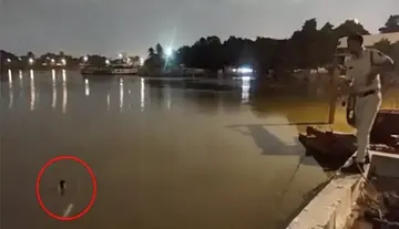 Foreign youth attempts suicide by jumping into Hussain Sagar.