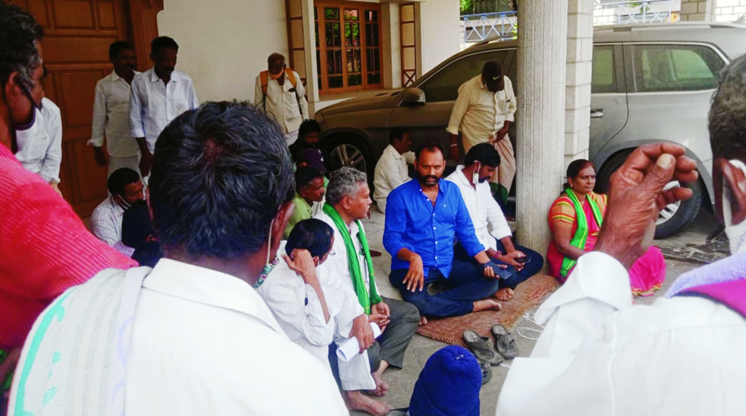 మయూరి సుగర్ ఫ్యాక్టరీ యజమాని ఇంటి వద్ద   రైతుల ఆందోళన (ఫైల్)