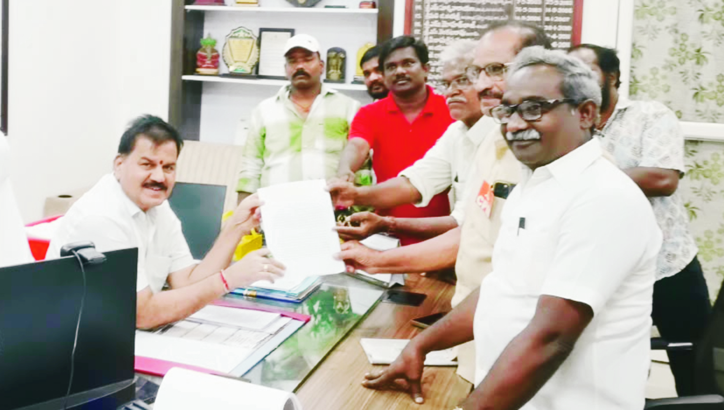 నిరుద్యోగులు, డివైఎఫ్ఐ, ఎస్ఎఫ్ఐ నాయకులపై కేసులు  శాంతియుత ఆందోళనకు దిగిన వారిపై పోలీసుల తీరు పట్ల సర్వత్రా విమర్శలు