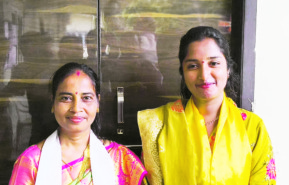 ఒకే వార్డులో వేర్వేరు పార్టీల నుంచి తల్లీ కూతుళ్ల నామినేషన్లు