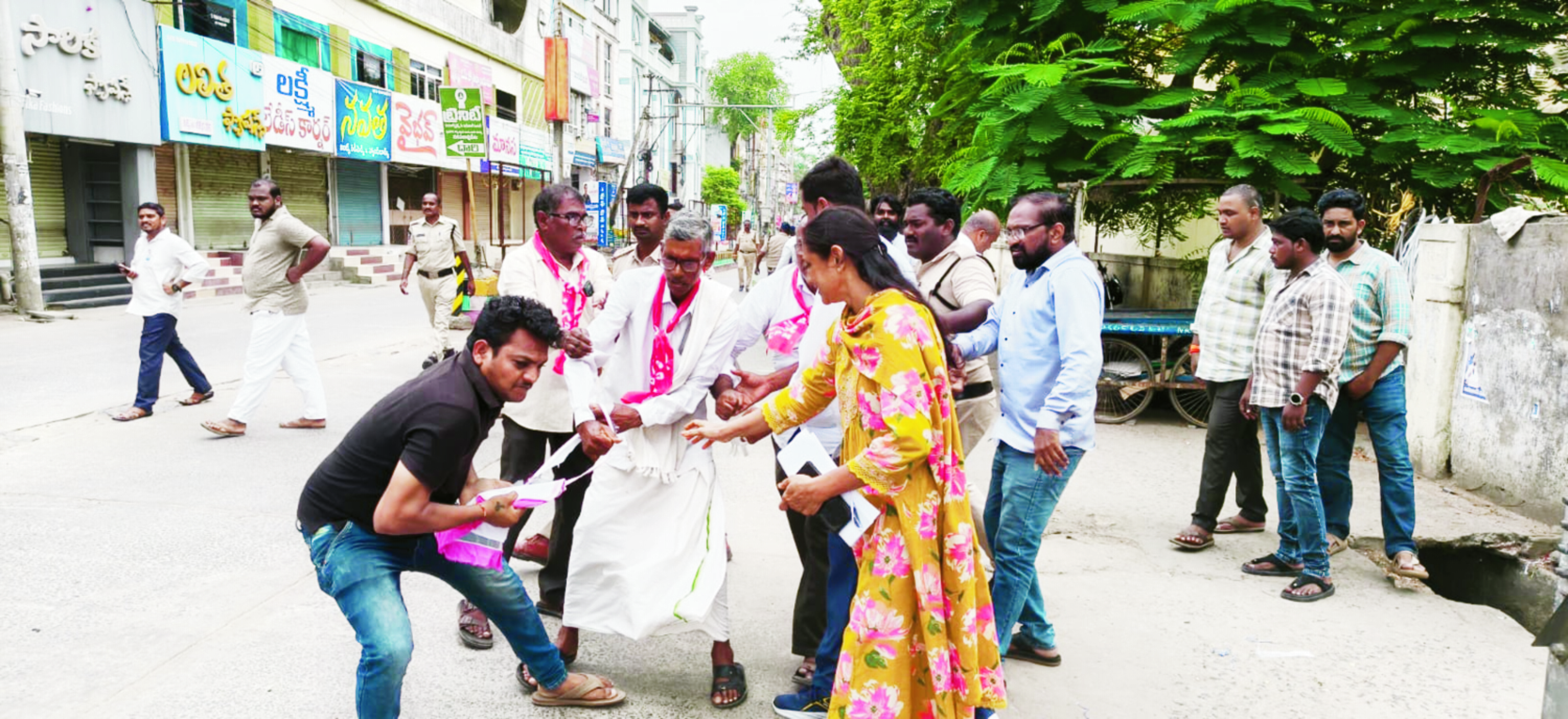 నరసరావుపేటలో  సిపిఎం అభ్యర్థుల చేతిలో నుంచి నామినేషన్ పత్రాలను లాక్కుంటున్న టిడిపి నాయకులు