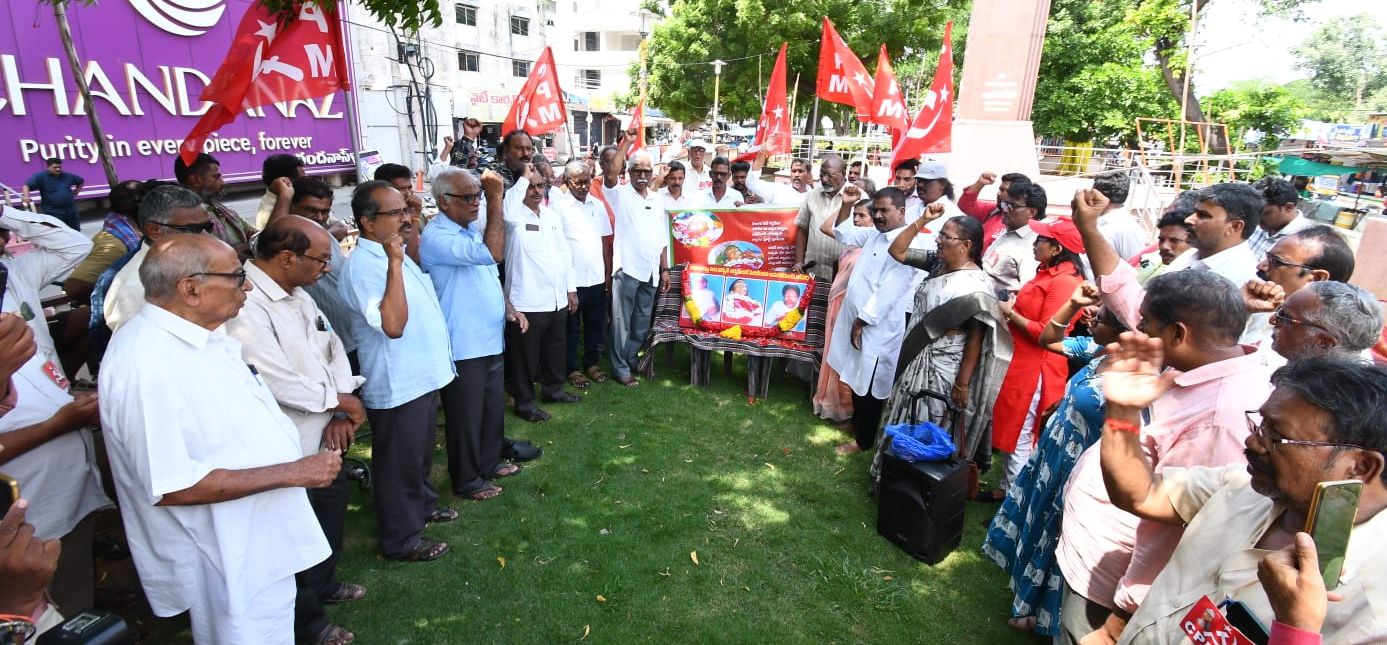 CPM State Secretary V. Srinivasa Rao paying tribute to the martyrs