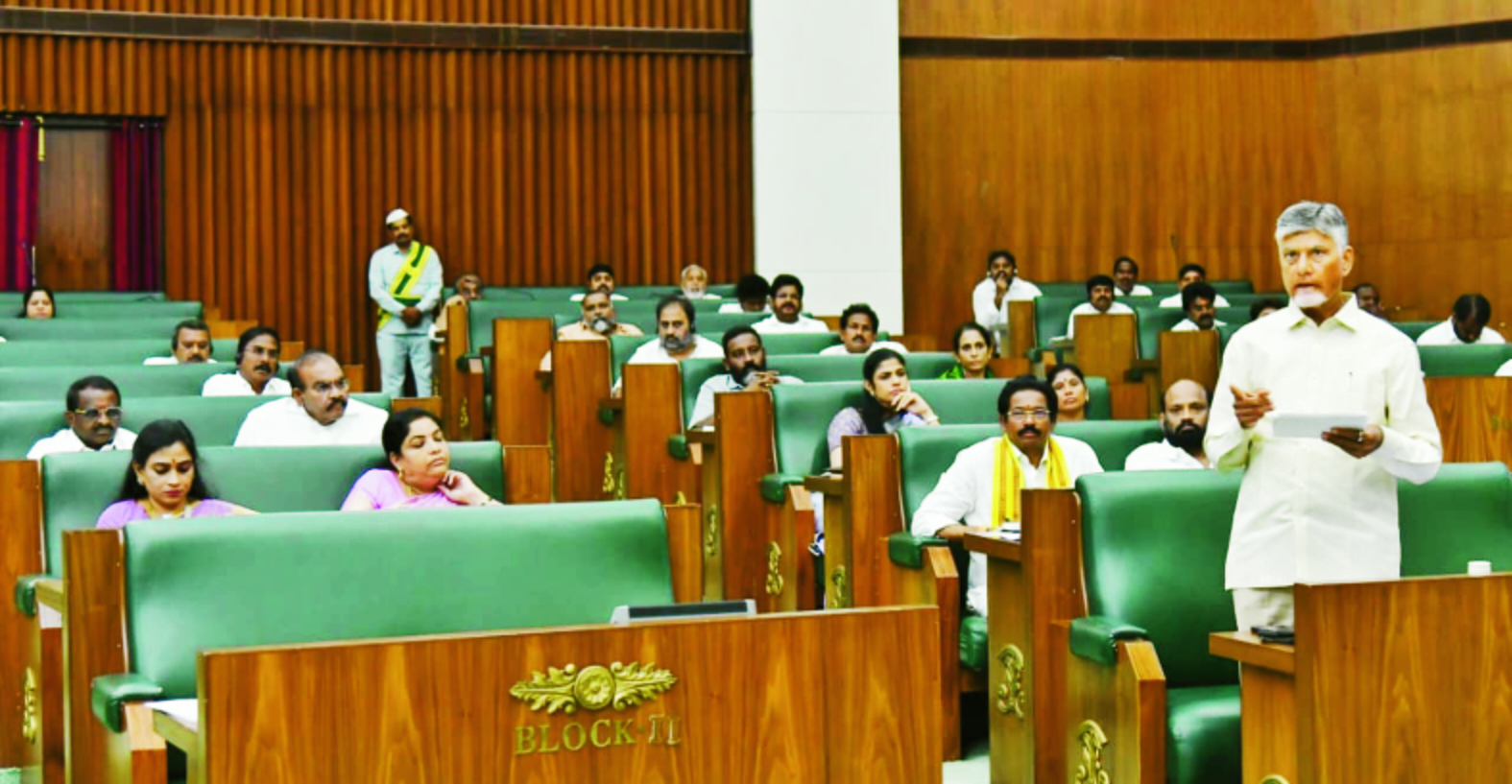 అసెంబ్లిలో మాట్లాడుతున్న బాబు (1).jpg