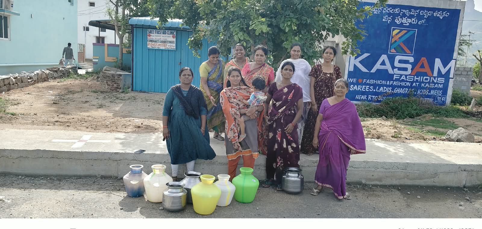 Women protest on the road for drinking water