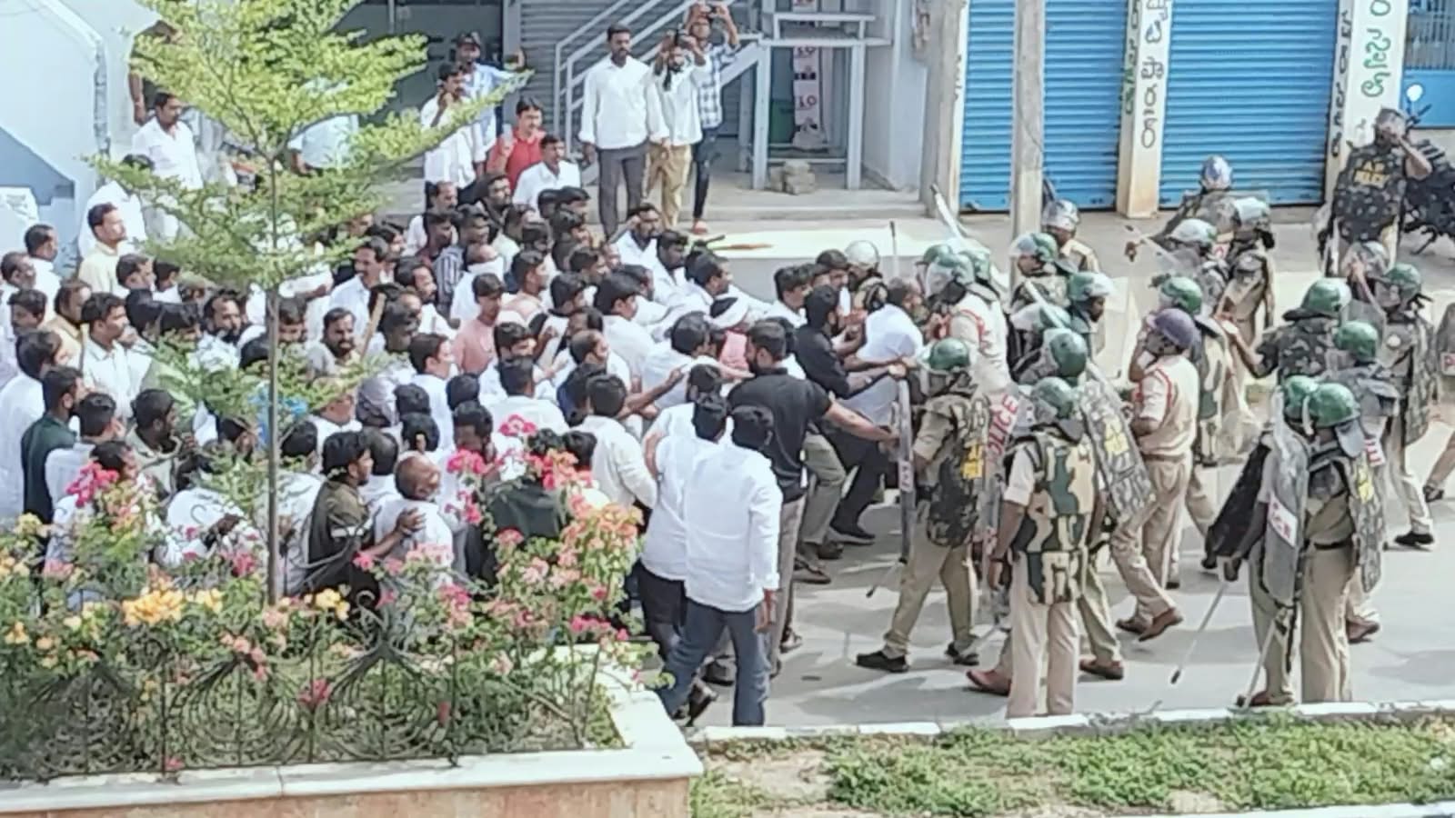 ఆగని దాడులు
పులివెందులలో గాలిలోకి కాల్పులు, టియర్‌ గ్యాస్‌ ప్రయోగం
-అధికార పార్టీకి పోలీసుల అండ
-కడప ఎంపి అవినాష్‌‌రెడ్డి హౌస్‌ అరెస్టు​
-రాయచోటి, పుంగనూరులోనూ ఉద్రిక్తత
-రాయచోటి పోలీసుల అదుపులో అంతర్రాష్ట్ర ముఠా image 1