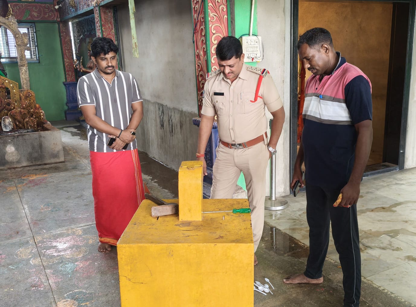 శ్రీ దేవీ కరుమారి అమ్మన్ శక్తి పీఠంలో చోరీ

హుండీ పగులగొట్టి నగదు అపహరణ.. దర్యాప్తు చేపట్టిన పోలీసులు image 1