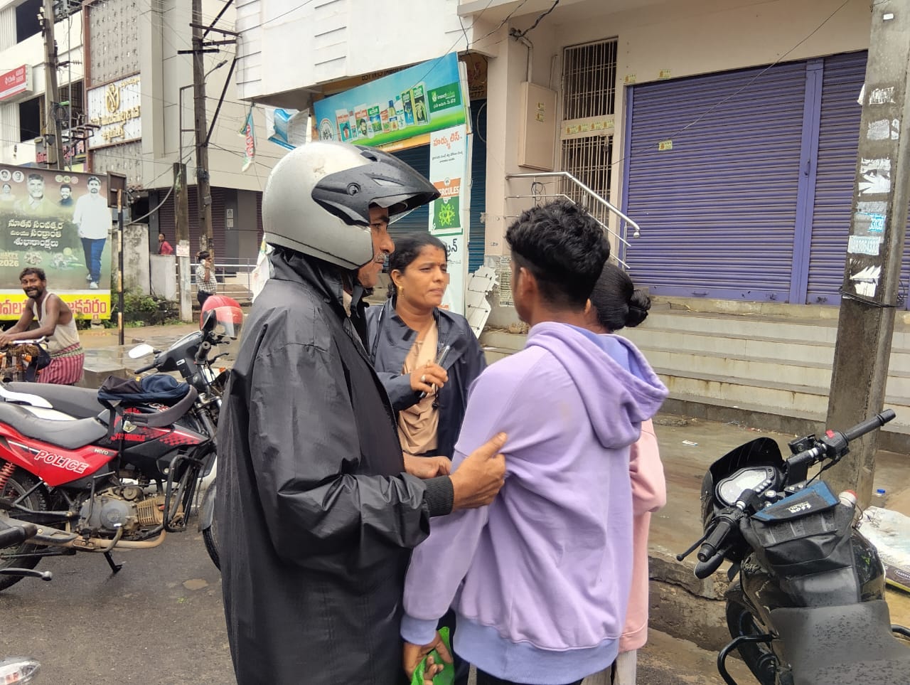 ప్రేమజంటను కాపాడిన శక్తి టీమ్‌
సకాలంలో స్పందించడంతో తప్పిన విషాదం image 1