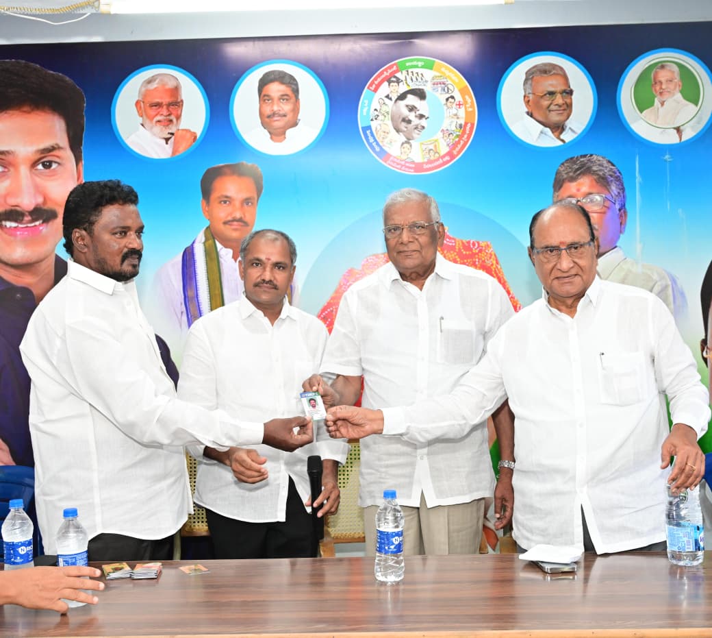 గుర్తింపు కార్డులు పంపిణీ image 1