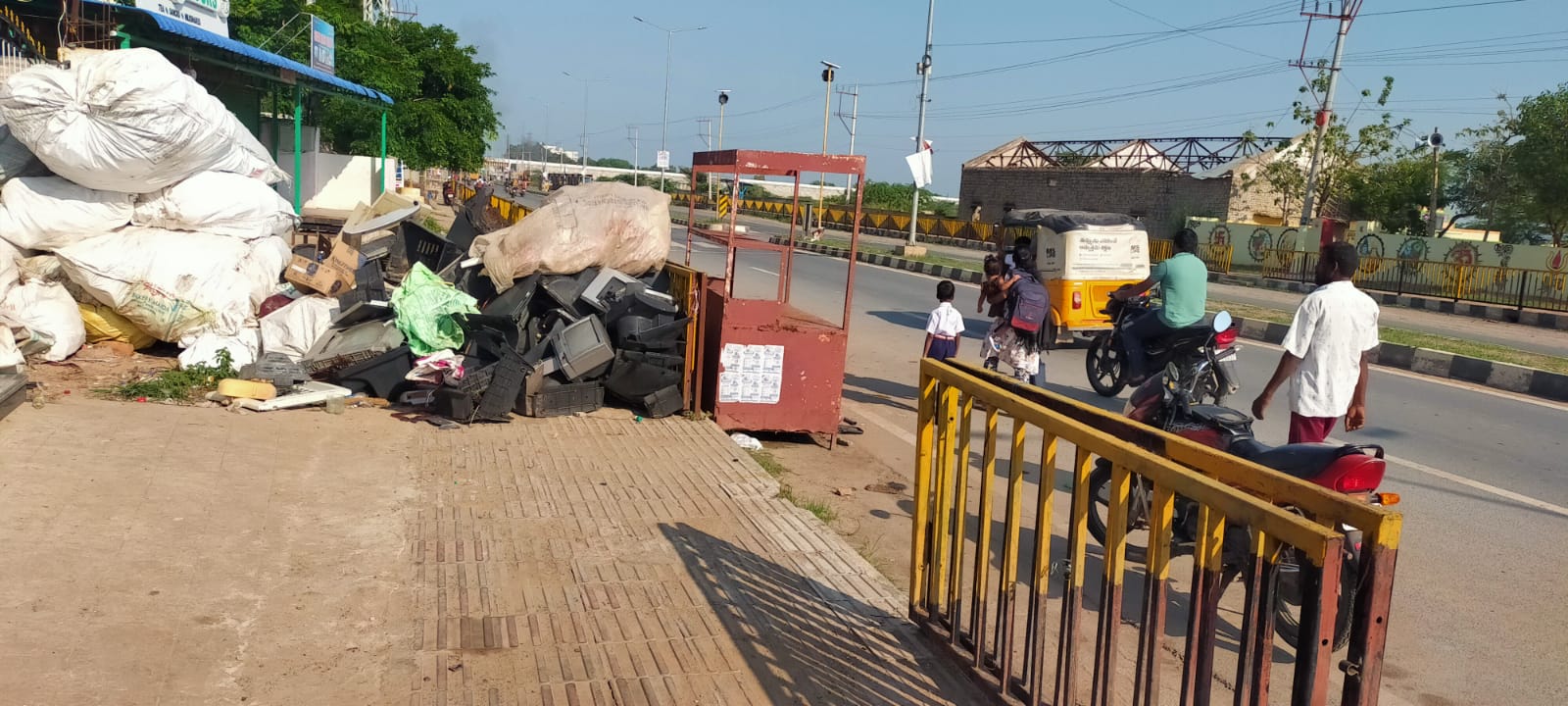 మాచర్ల లో ఫుట్‌పాత్‌ కనిపించటం లేదు 
పాదచారుల ‘నడిచే హక్కు’కు గ్రహణం.. 
ఆక్రమణలతో కాలిబాటలు బందీ..
ఆరు నెలల్లో పలువురు మృతి image 1