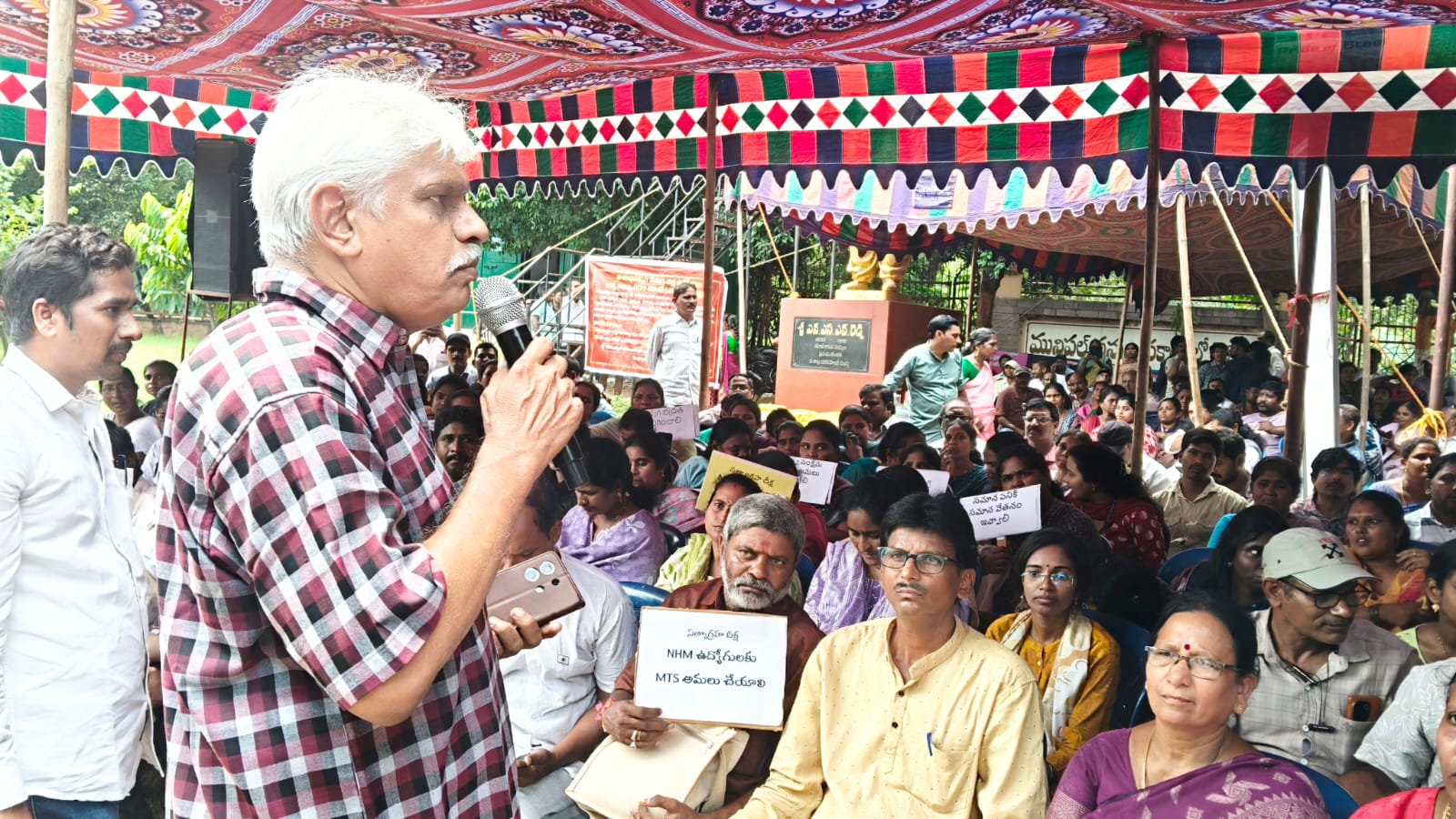 కాంట్రాక్టు, అవుట్‌ సోర్సింగ్‌ ఉద్యోగులను రెగ్యులర్‌ చేయాలి 
- విశాఖలో సత్యాగ్రహ దీక్ష image 1
