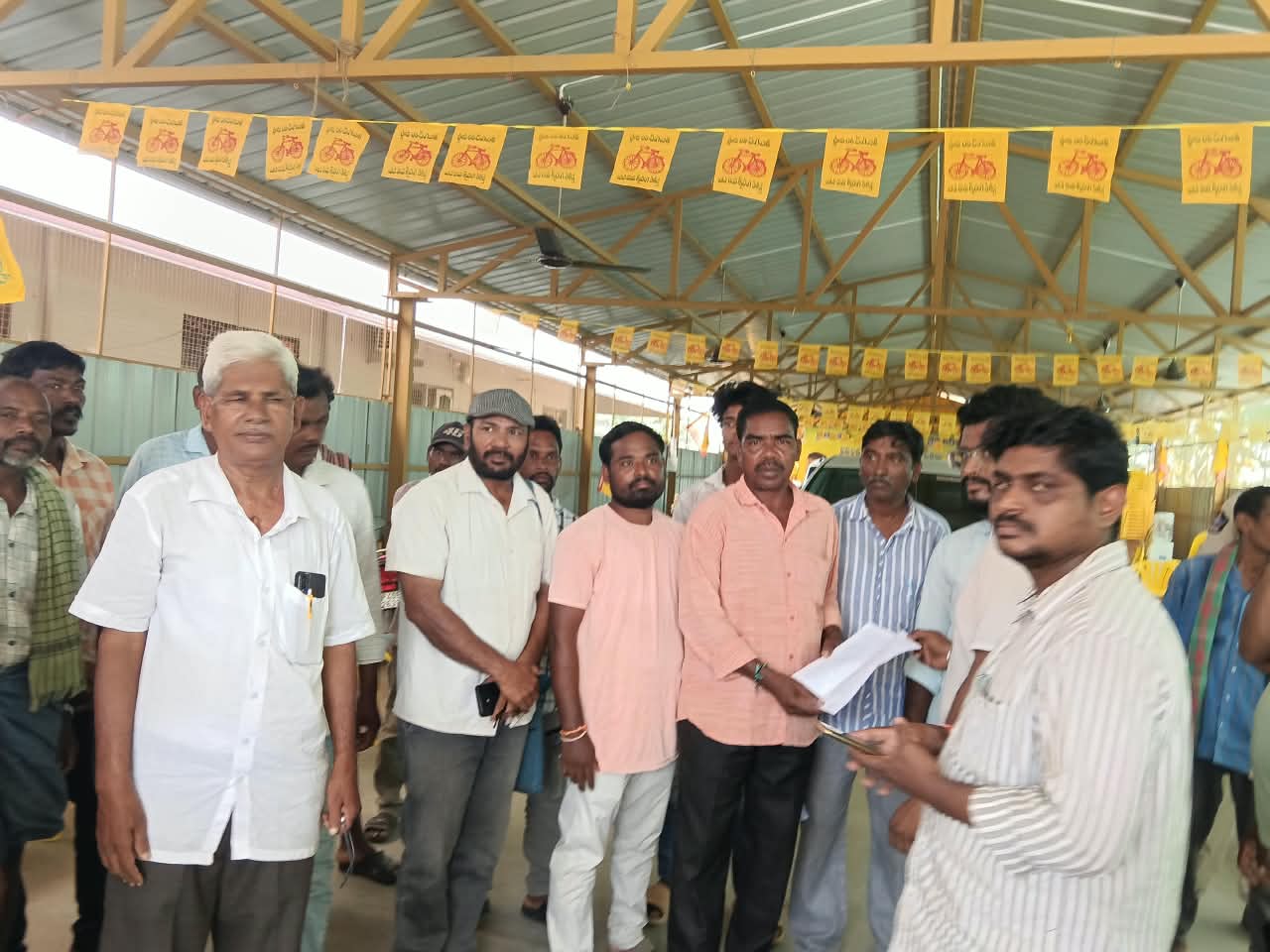 గిరిజన భూములపై అధికారుల దౌర్జన్యం
- రూ.50 లక్షల పంట నష్టపరిహారం చెల్లించాలి
- ఎపి రైతు సంఘం, ప్రజా సంఘాల వినతి image 1