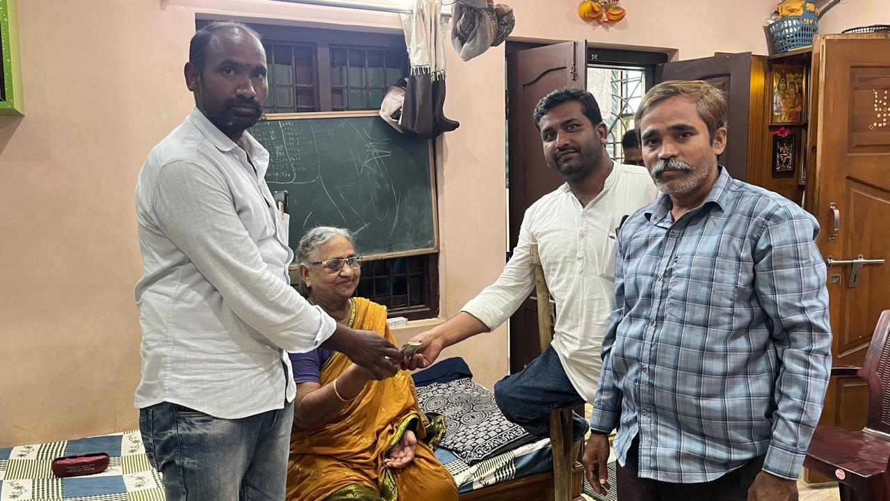 వృద్ధురాలికి విశాఖలో పింఛను అందజేత image 1