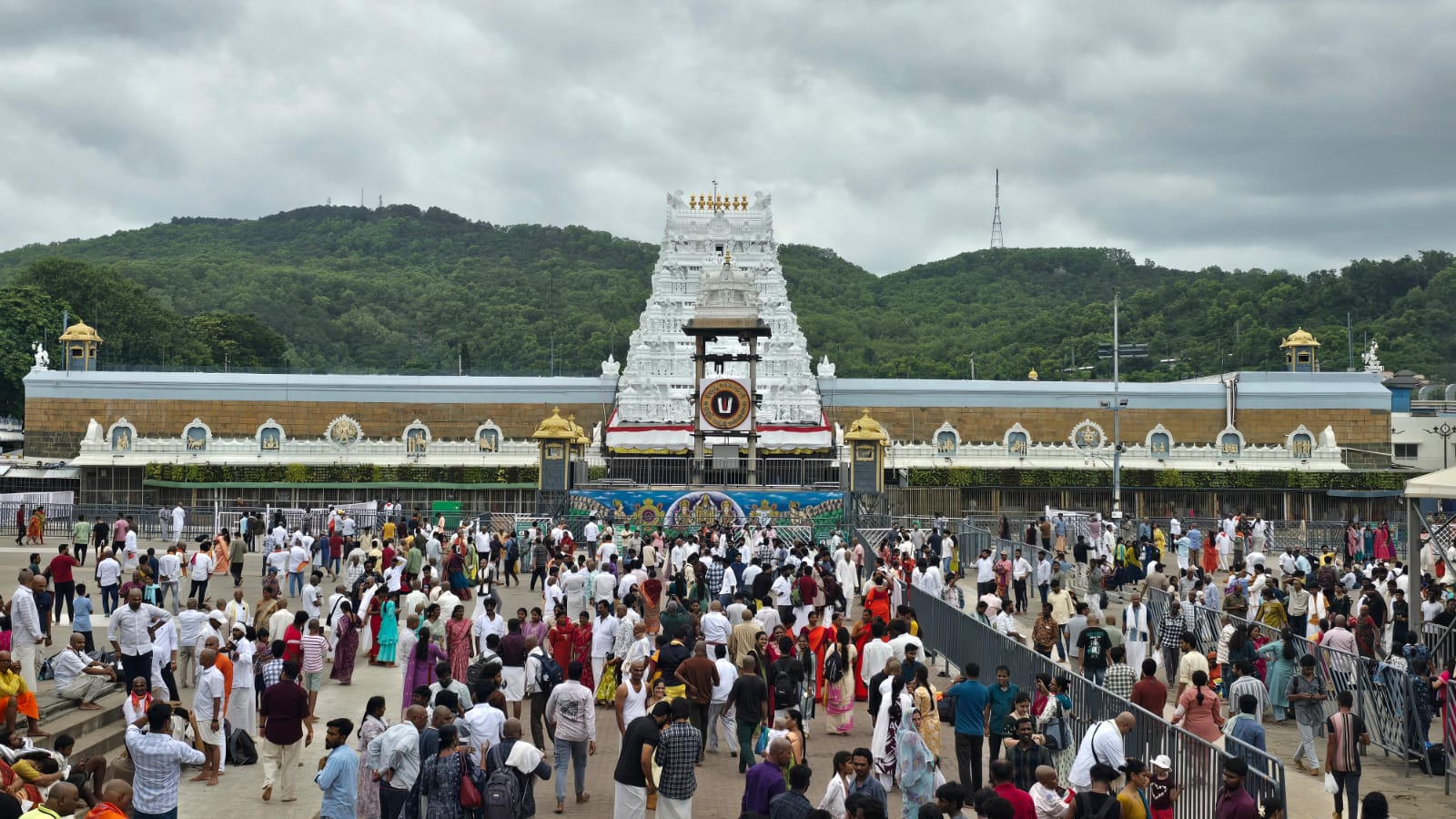 తిరుమలలో కొనసాగుతున్న రద్దీ 
- విఐపి బ్రేక్‌ దర్శనానికి మార్పులు
- సెప్టెంబర్ హుండీ ఆదాయం రూ.140 కోట్లు image 1