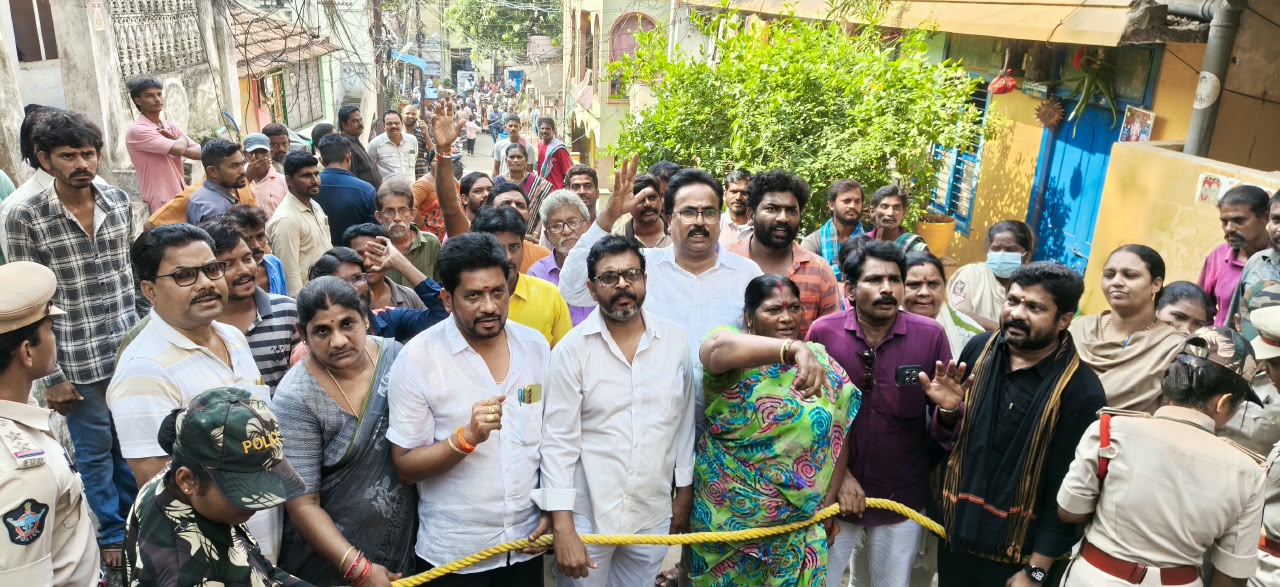 వెలంపల్లి పర్యటనను అడ్డుకున్న టిడిపి కూటమి నేతలు image 1