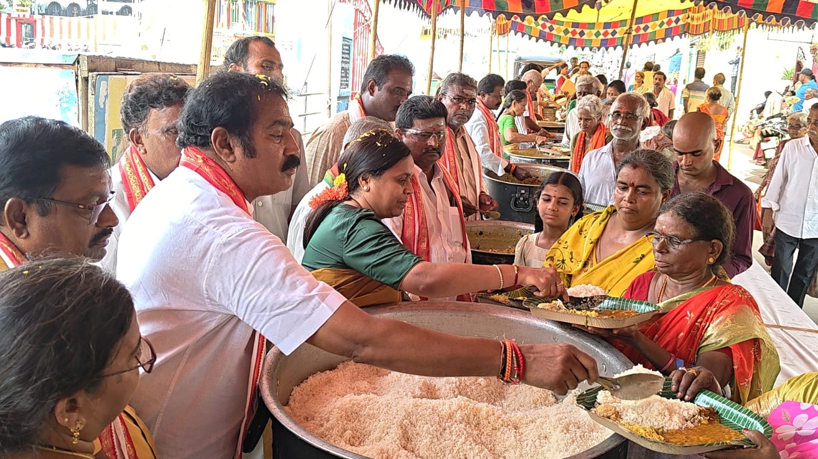 ఆకలితో ఉన్నవారికి అన్నం పెట్టడం ఉన్నత సేవ image 1
