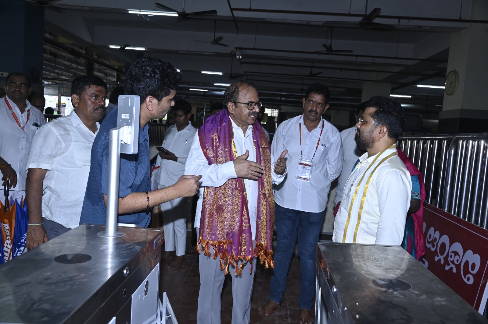 దసరా ఏర్పాట్లను పరిశీలించిన దేవాదాయ శాఖ కార్యదర్శి కన్నబాబు image 1