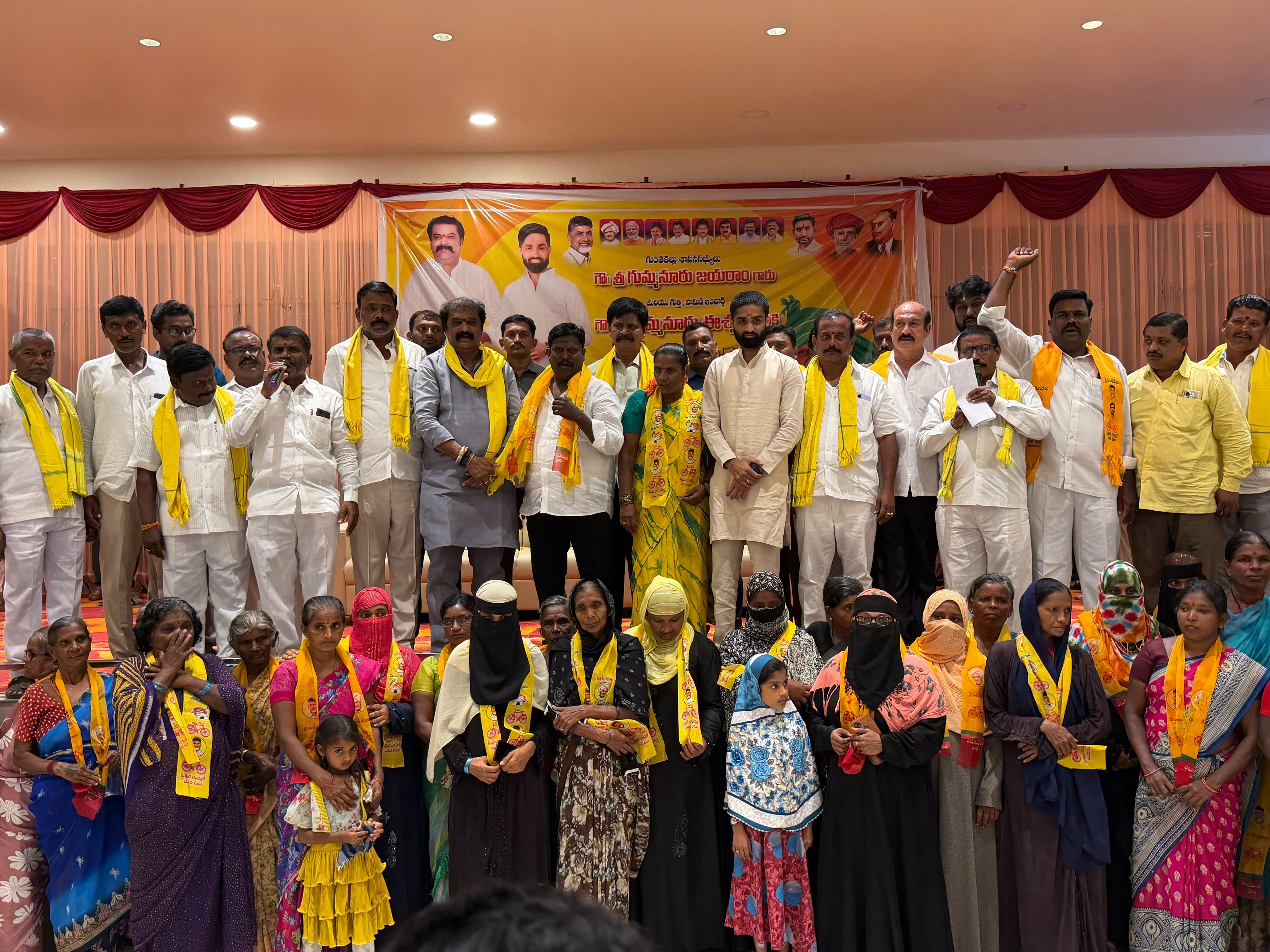 *వైసీపీకి  షాక్.. గుమ్మనూరు సమక్షంలో టీడీపీలోకి 103 కుటుంబాల చేరిక* image 1