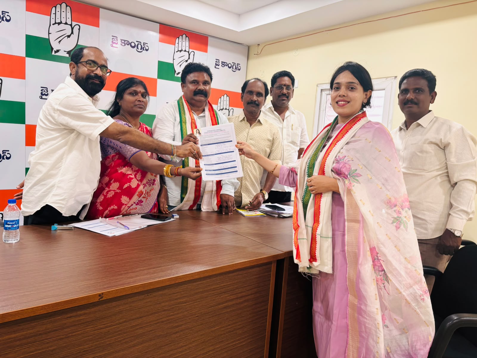 కాంగ్రెస్ మేయర్ అభ్యర్థిగా దండి ప్రియాంక దరఖాస్తు image 1