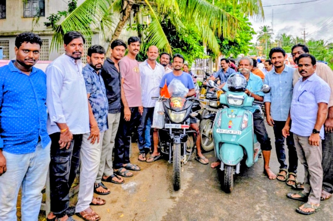 ద్విచక్ర వాహనదారులకు ఉచితంగా హెల్మెట్ల అందజేత image 1