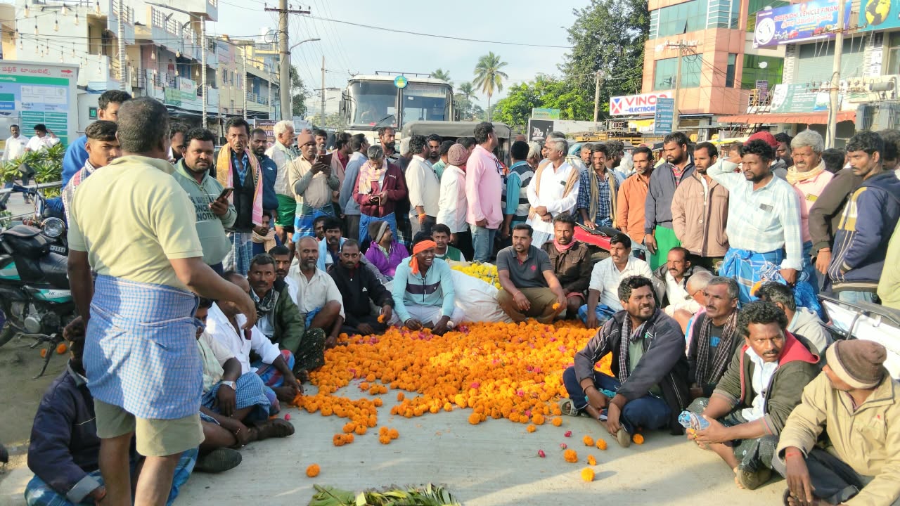 కుప్పం పూల మార్కెట్‌ ఎదుట రైతుల ధర్నా image 1