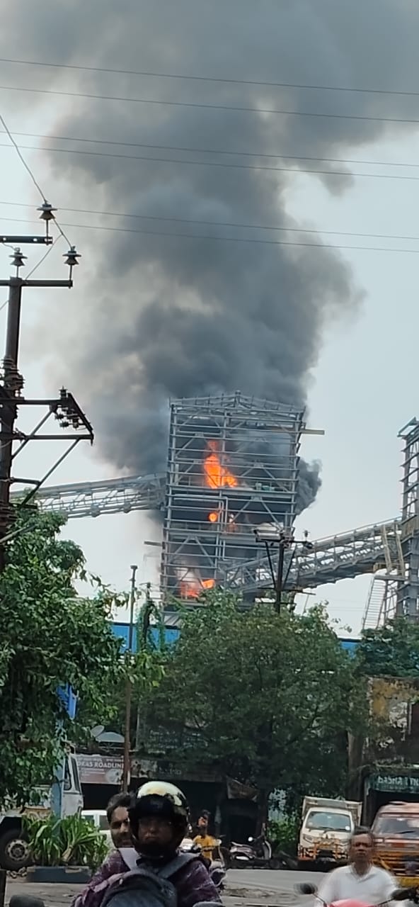 విశాఖపట్నం పోర్టు ట్రస్టులో ప్రమాదం
- ‘జెఎం భక్షి’ కన్వేయర్ బెల్టులో అగ్నిప్రమాదం image 1