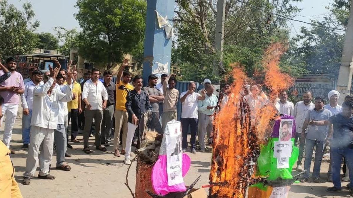 ప్రైవేటీకరణపై హర్యానా విద్యుత్‌ ఉద్యోగుల సమ్మె
సమాంతర విద్యుత్‌ పంపిణీ లైసెన్స్‌‌ను రద్దు చేయాలని డిమాండ్‌
సమ్మెకు ఇఇఎఫ్‌ఐ మద్దతు image 1