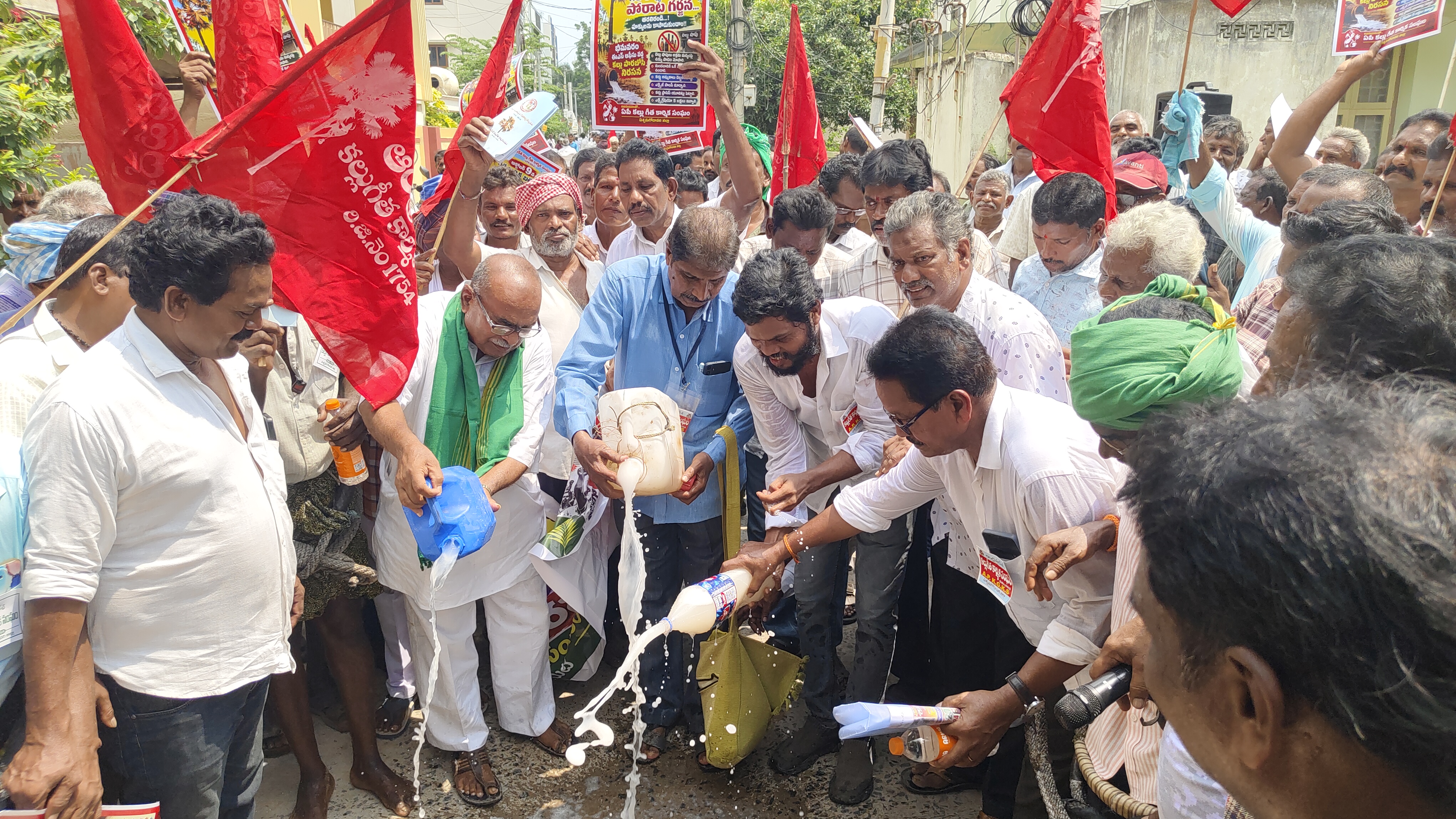 మద్యం ఆదాయం కోసం  
  గీత వృత్తిని నిర్వీర్యం చేస్తే సహించం
​- ఎపి కల్లుగీత కార్మిక సంఘం రాష్ట్ర ప్రధాన కార్యదర్శి జుత్తిగ నరసింహమూర్తి
- మోకులు ధరించి భారీ ప్రదర్శన
- ఎక్సైజ్ కార్యాలయం ముట్టడి.. కల్లు పారబోసి నిరసన image 1