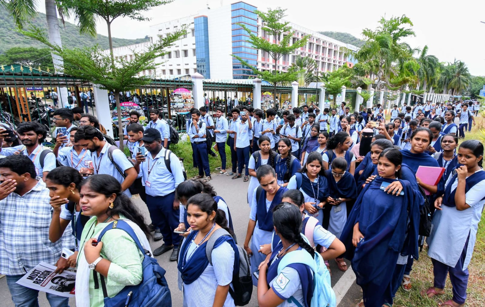 రాష్ట్ర వ్యాప్తంగా విద్యా సంస్థల బంద్ లో భాగంగా పలు జిల్లాలలో విద్యార్థి సంఘాలు ఆందోళన