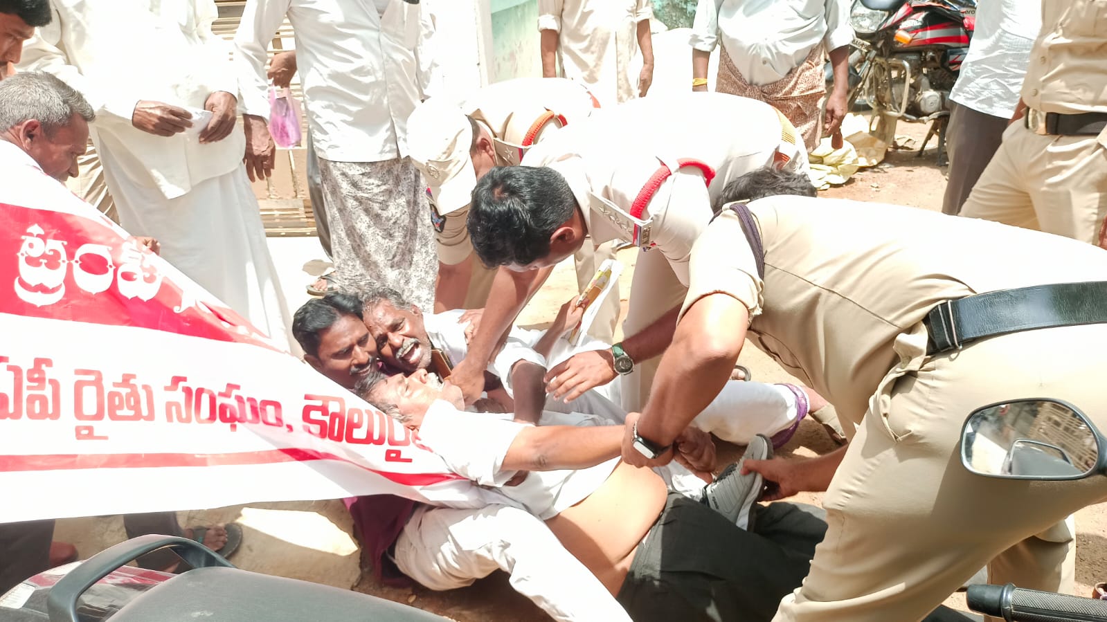 *పర్చూరులో అరెస్టులు*ప్రజాశక్తి పర్చూరు