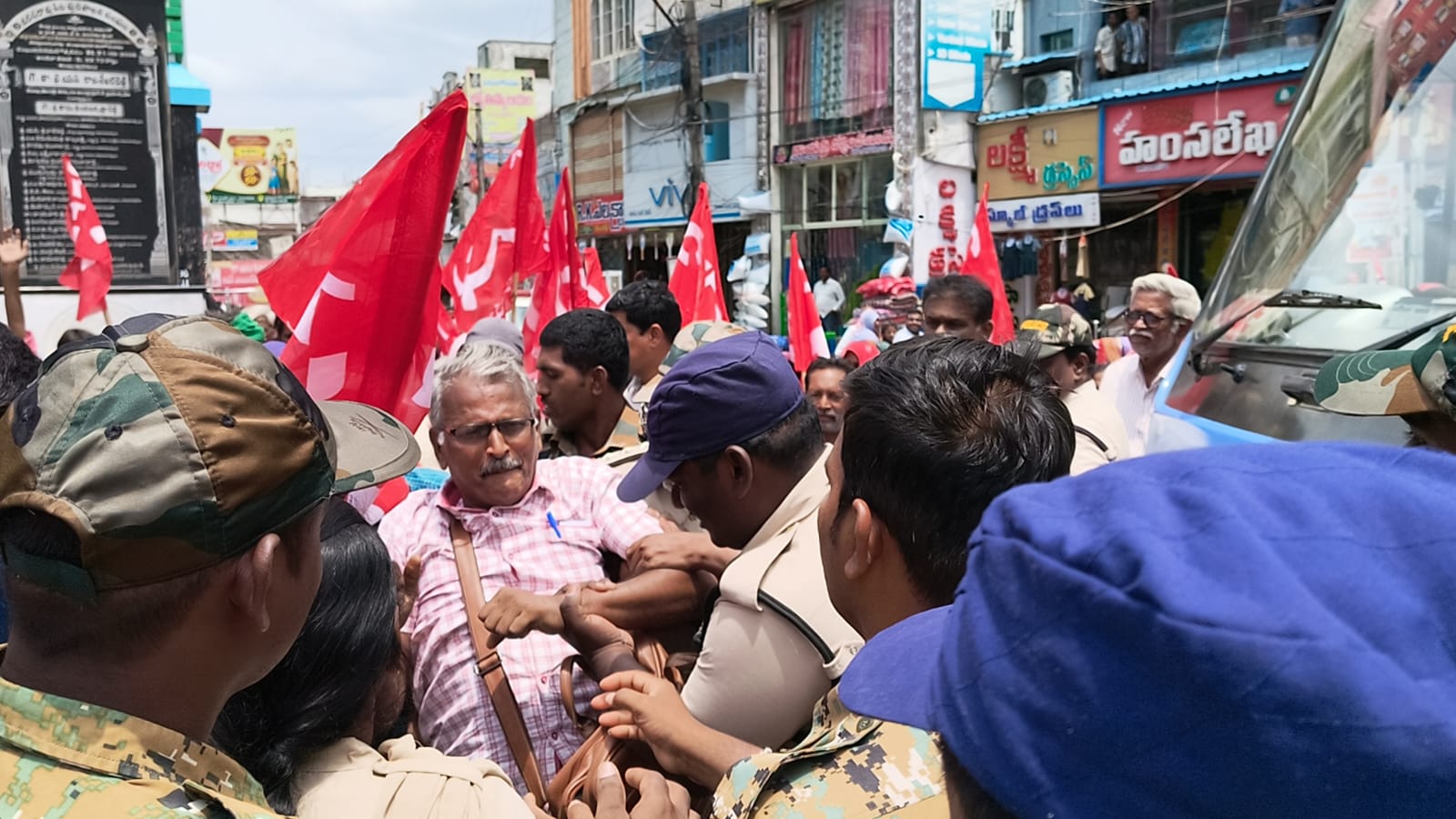 కేంద్ర ప్రభుత్వ ప్రజా, రైతు, కార్మిక వ్యతిరేక విధానాలు ఇక సాగవు... స్వామినాథన్ సిఫార్సుల అమలు, లేబర్ కోడ్ల రద్దు డిమాండ్ తో జైలు భరో... రైతు రాష్ట్ర అధ్యక్షులు వి.కృష్ణయ్య సహా పలువురు నాయకులు అరెస్ట్... ప్రజాశక్తి-పల్నాడు జిల్లా