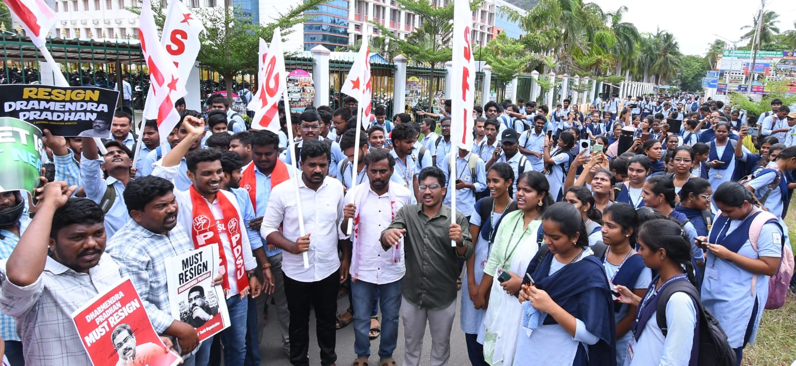 రాష్ట్ర వ్యాప్తంగా విద్యా సంస్థల బంద్ లో భాగంగా పలు జిల్లాలలో విద్యార్థి సంఘాలు ఆందోళన