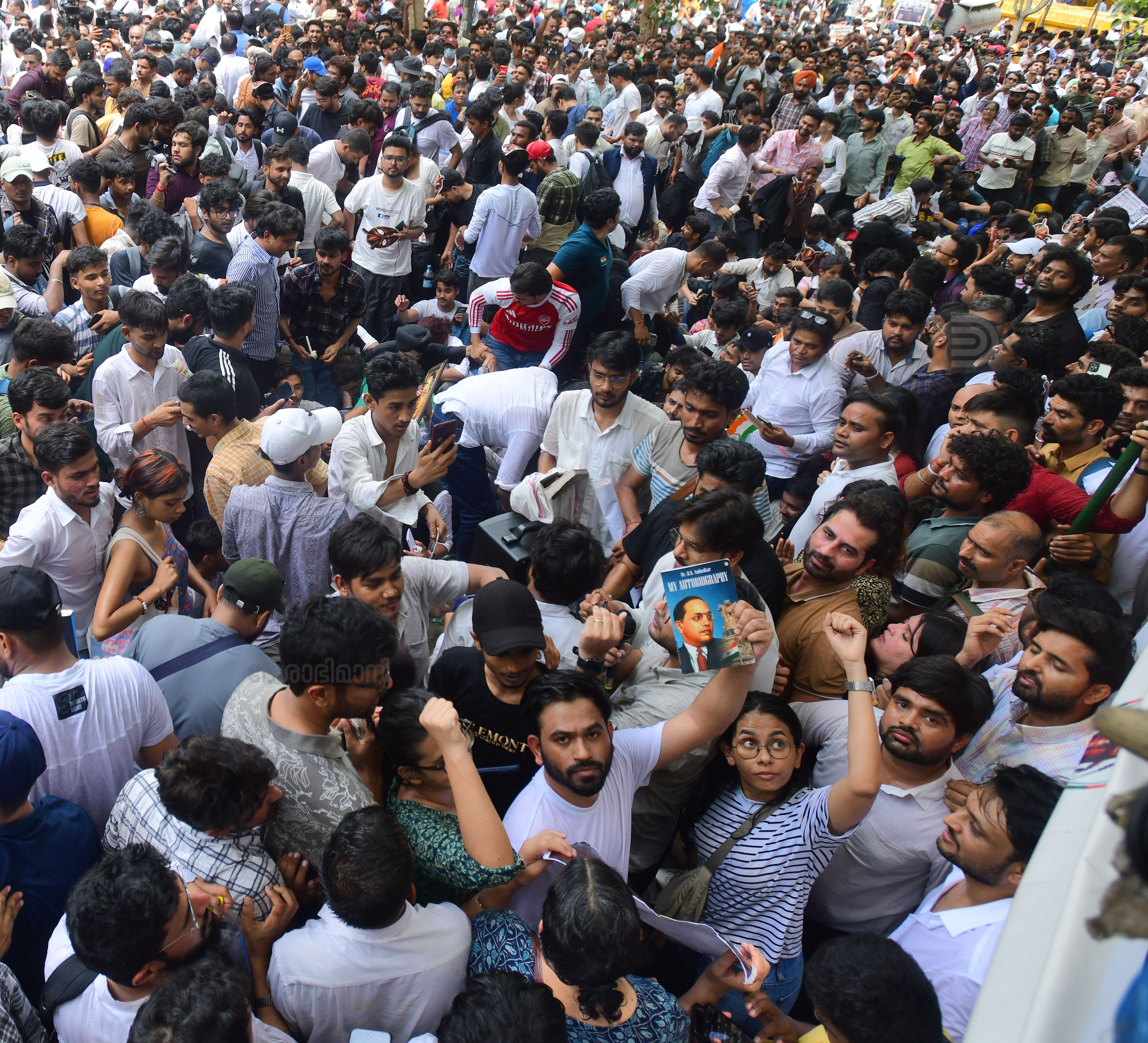 నీట్ ప్రశ్న లీక్, సీబీఎస్ఈ అవకతవకలపై కేంద్ర విద్యాశాఖ మంత్రి ధర్మేంద్ర ప్రధాన్ రాజీనామా చేయాలని డిమాండ్ చేస్తూ కోక్రోచ్ జనతా పార్టీ (సీజేపీ) జంతర్ మంతర్ వద్ద నిరసన చేపట్టింది. ఫోటోలు: P V Sujith (దేశాభిమాని సౌజన్యంతో..)