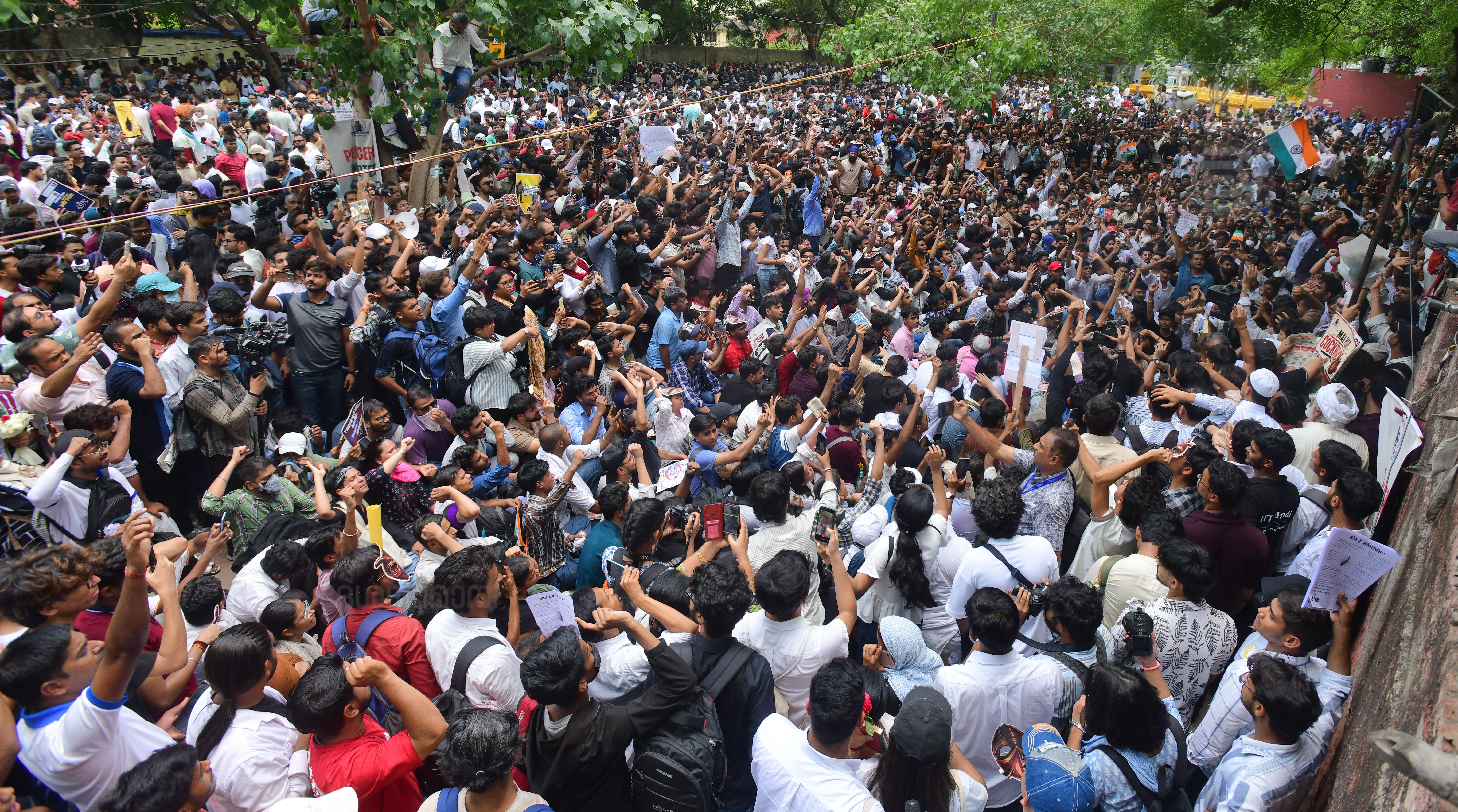 నీట్ ప్రశ్న లీక్, సీబీఎస్ఈ అవకతవకలపై కేంద్ర విద్యాశాఖ మంత్రి ధర్మేంద్ర ప్రధాన్ రాజీనామా చేయాలని డిమాండ్ చేస్తూ కోక్రోచ్ జనతా పార్టీ (సీజేపీ) జంతర్ మంతర్ వద్ద నిరసన చేపట్టింది. ఫోటోలు: P V Sujith (దేశాభిమాని సౌజన్యంతో..)