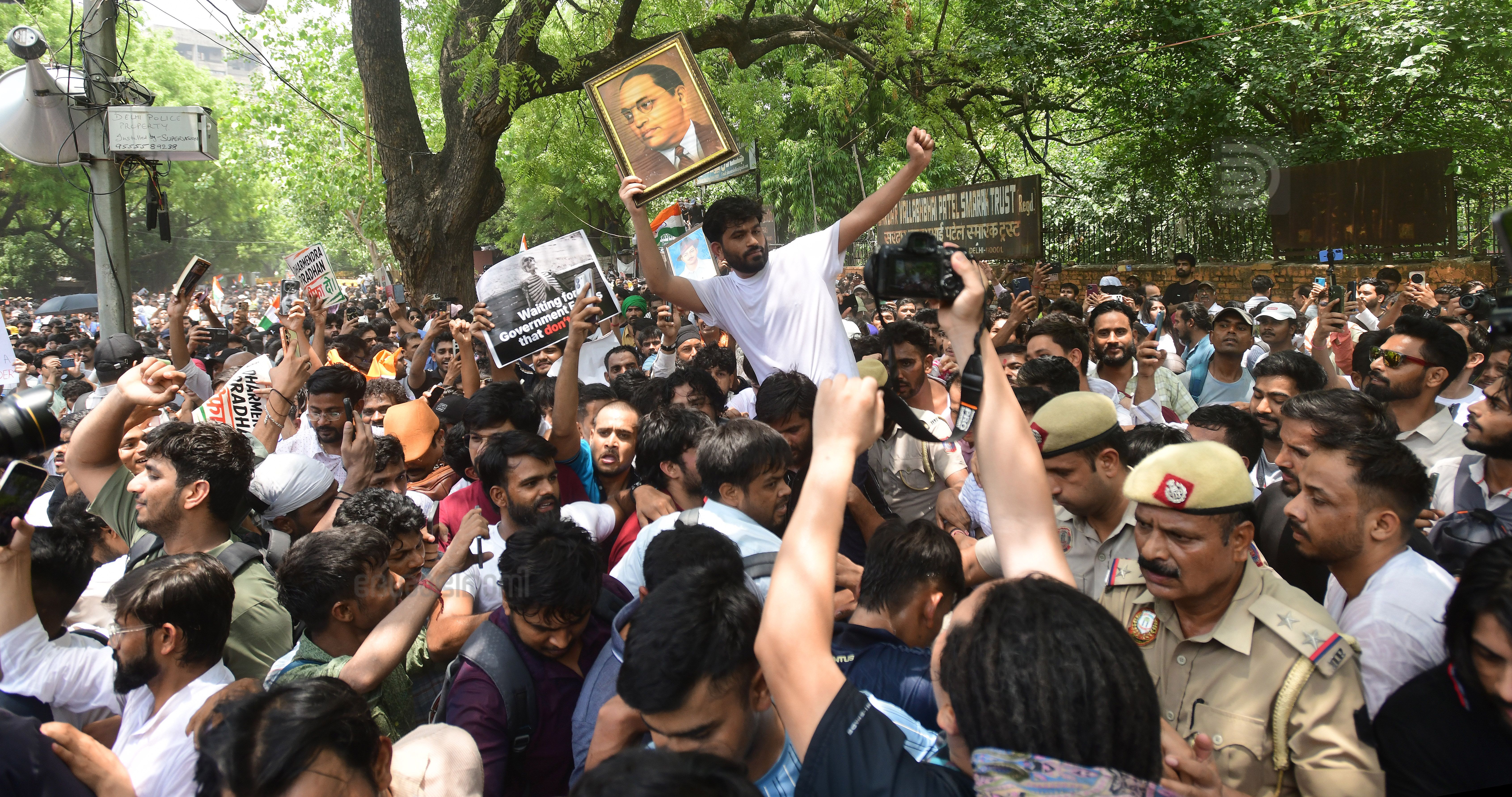 నీట్ ప్రశ్న లీక్, సీబీఎస్ఈ అవకతవకలపై కేంద్ర విద్యాశాఖ మంత్రి ధర్మేంద్ర ప్రధాన్ రాజీనామా చేయాలని డిమాండ్ చేస్తూ కోక్రోచ్ జనతా పార్టీ (సీజేపీ) జంతర్ మంతర్ వద్ద నిరసన చేపట్టింది. ఫోటోలు: P V Sujith (దేశాభిమాని సౌజన్యంతో..)