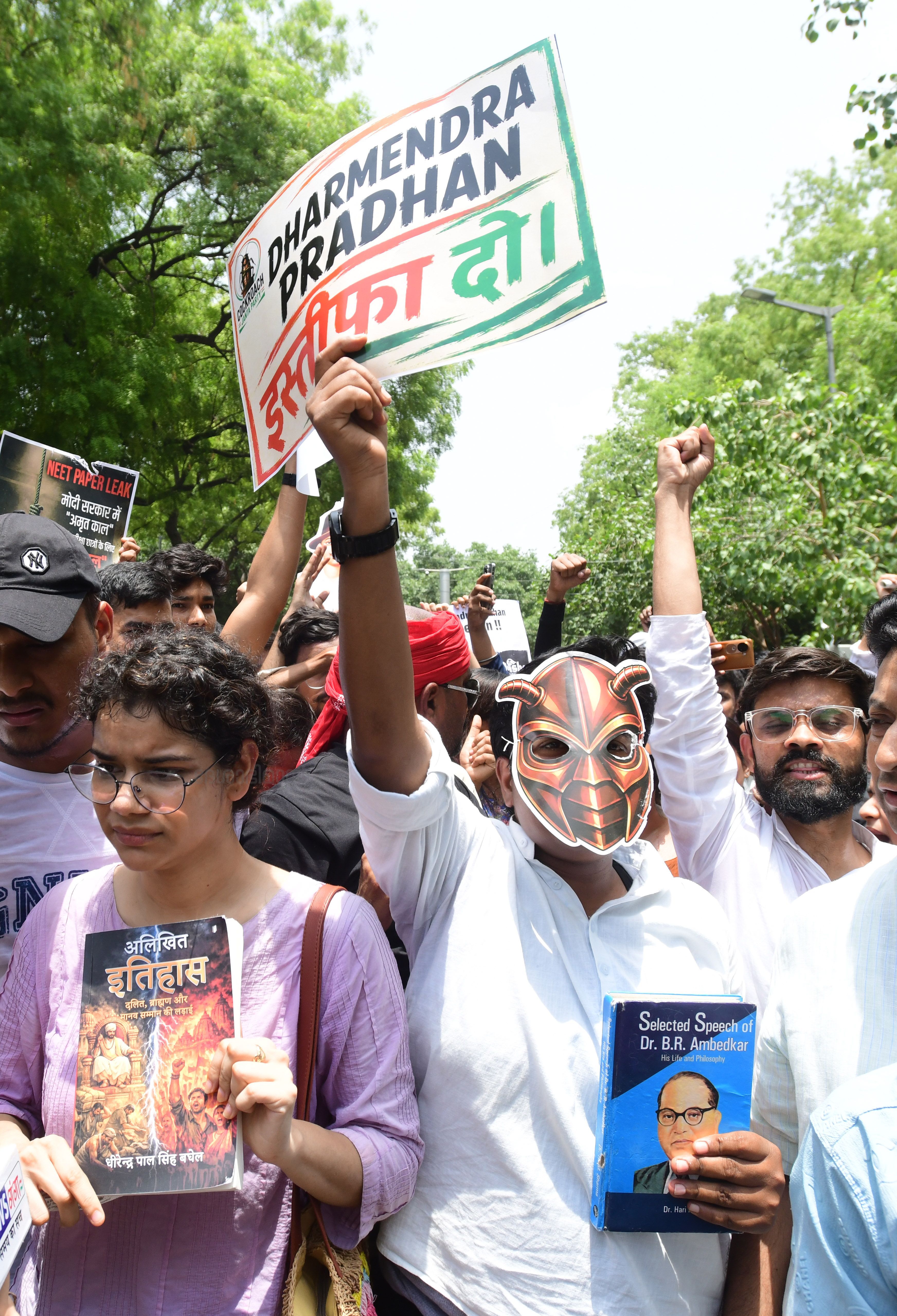 నీట్ ప్రశ్న లీక్, సీబీఎస్ఈ అవకతవకలపై కేంద్ర విద్యాశాఖ మంత్రి ధర్మేంద్ర ప్రధాన్ రాజీనామా చేయాలని డిమాండ్ చేస్తూ కోక్రోచ్ జనతా పార్టీ (సీజేపీ) జంతర్ మంతర్ వద్ద నిరసన చేపట్టింది. ఫోటోలు: P V Sujith (దేశాభిమాని సౌజన్యంతో..)