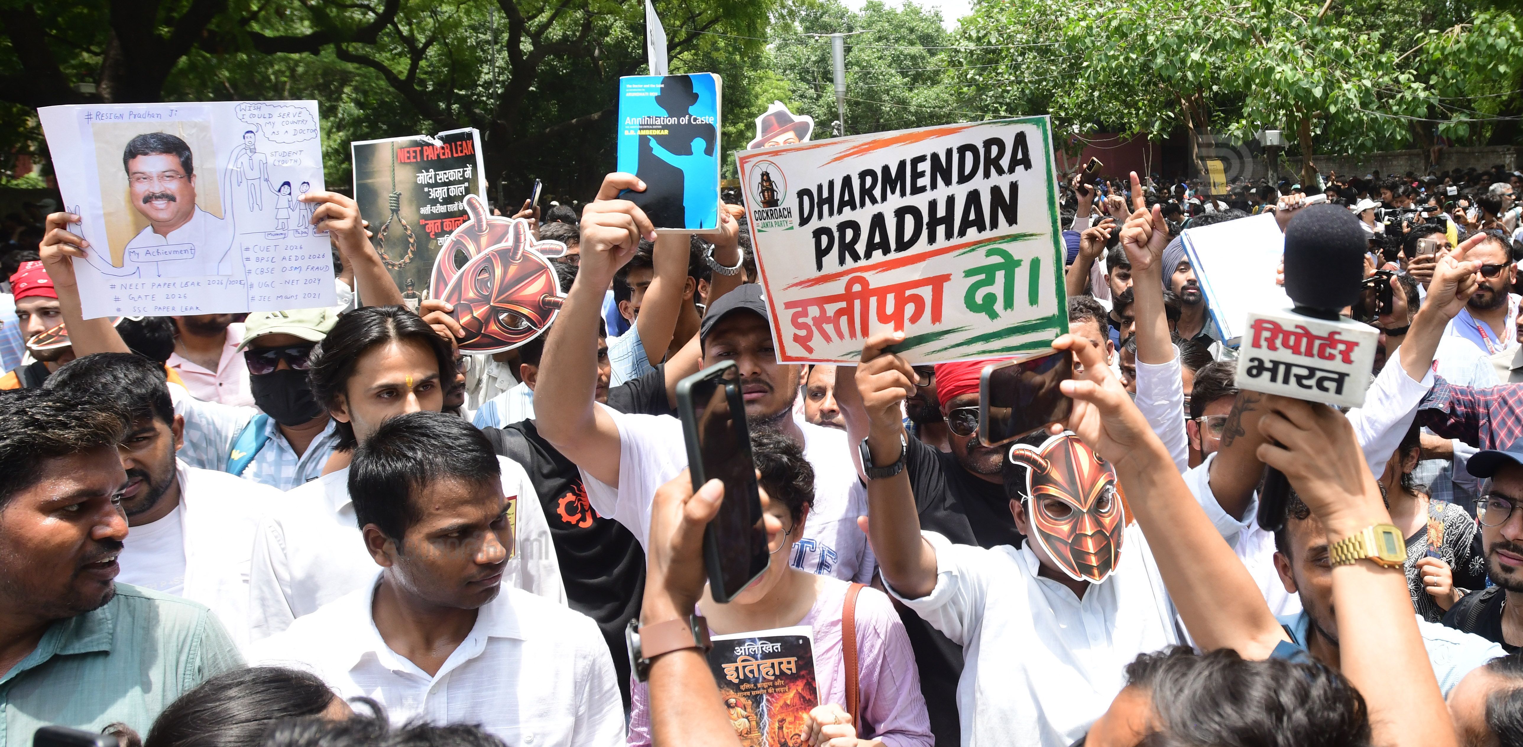 నీట్ ప్రశ్న లీక్, సీబీఎస్ఈ అవకతవకలపై కేంద్ర విద్యాశాఖ మంత్రి ధర్మేంద్ర ప్రధాన్ రాజీనామా చేయాలని డిమాండ్ చేస్తూ కోక్రోచ్ జనతా పార్టీ (సీజేపీ) జంతర్ మంతర్ వద్ద నిరసన చేపట్టింది. ఫోటోలు: P V Sujith (దేశాభిమాని సౌజన్యంతో..)