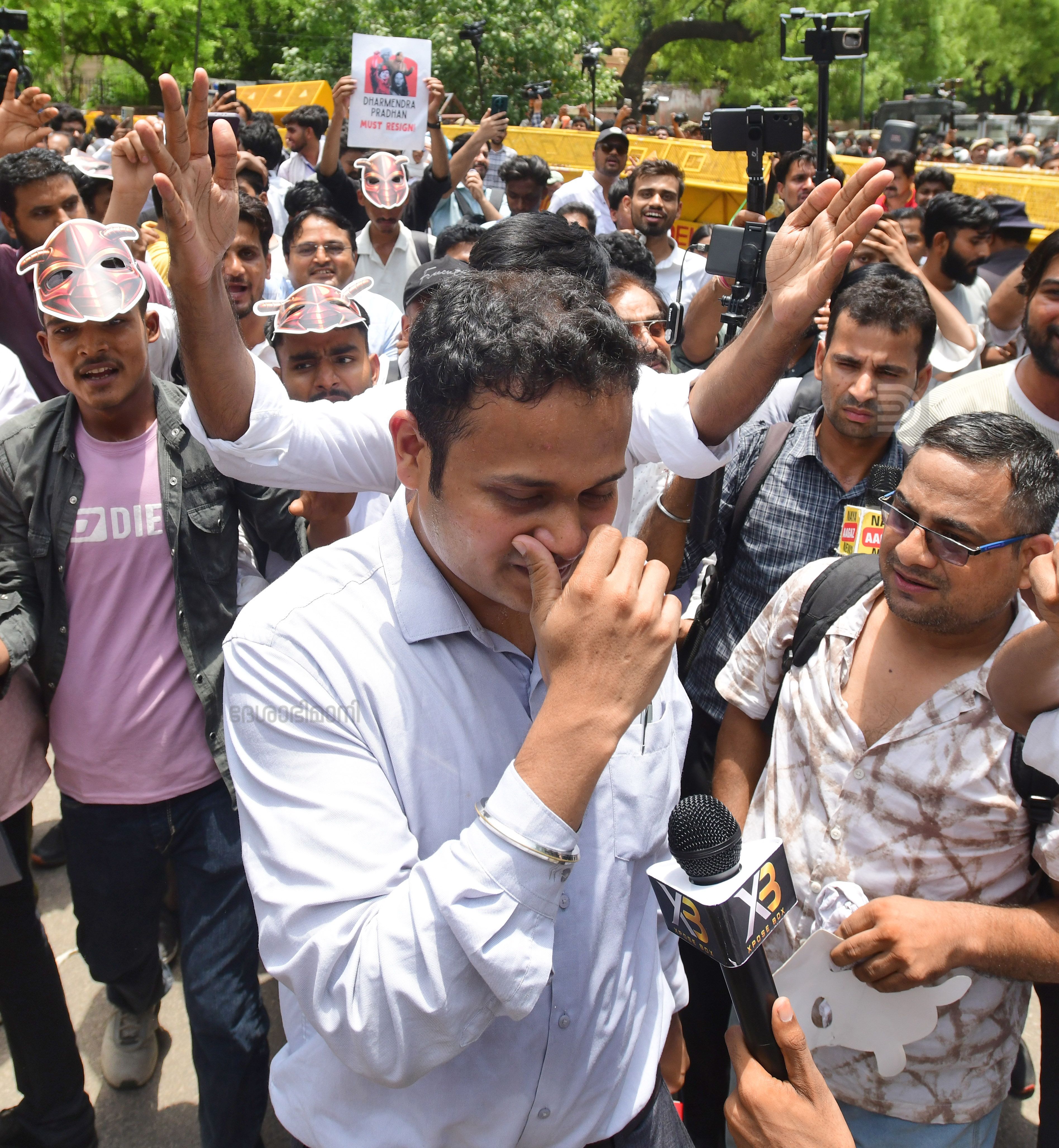 నీట్ ప్రశ్న లీక్, సీబీఎస్ఈ అవకతవకలపై కేంద్ర విద్యాశాఖ మంత్రి ధర్మేంద్ర ప్రధాన్ రాజీనామా చేయాలని డిమాండ్ చేస్తూ కోక్రోచ్ జనతా పార్టీ (సీజేపీ) జంతర్ మంతర్ వద్ద నిరసన చేపట్టింది. ఫోటోలు: P V Sujith (దేశాభిమాని సౌజన్యంతో..)