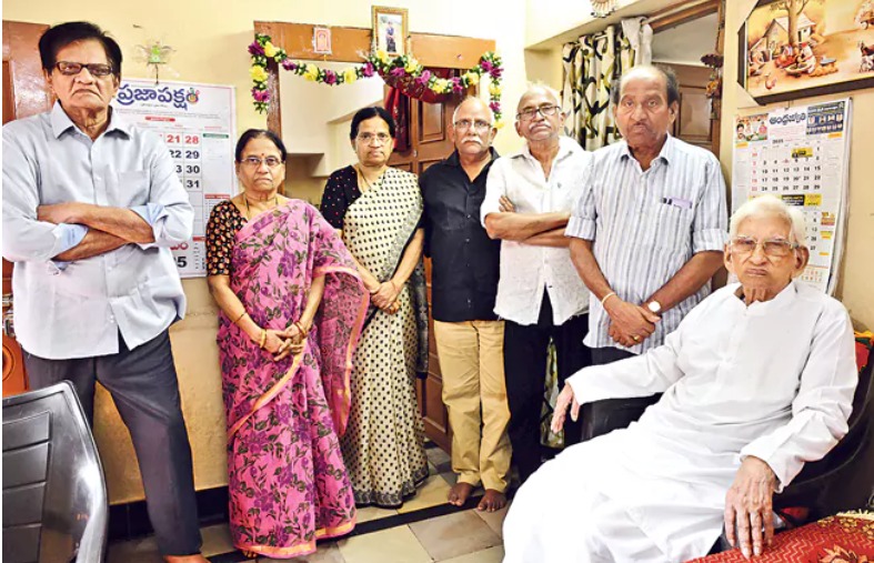 Prominent freedom fighter and Communist movement leader Etukuri Krishnamurthy passes away.